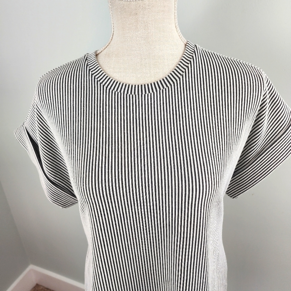 EXPRESS WOMEN'S BLACK AND WHITE STRIPPED SHIRT WITH BACK TIE SIZE XS - Picture 2 of 6